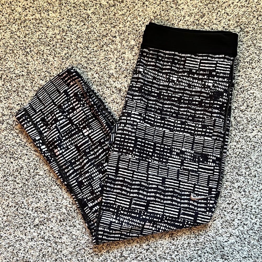 NIKE CAPRI LEGGINGS